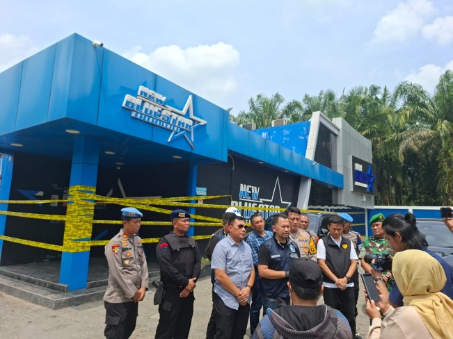 Polisi menyegel diskotek yang diduga jadi sarang peredaran narkoba. [Istimewa]